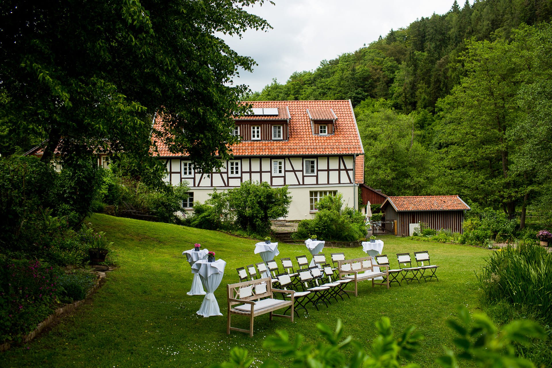 Sektempfang im Grünen bei der Hochzeitslocation Landhaus Bärenmühle in Frankenau