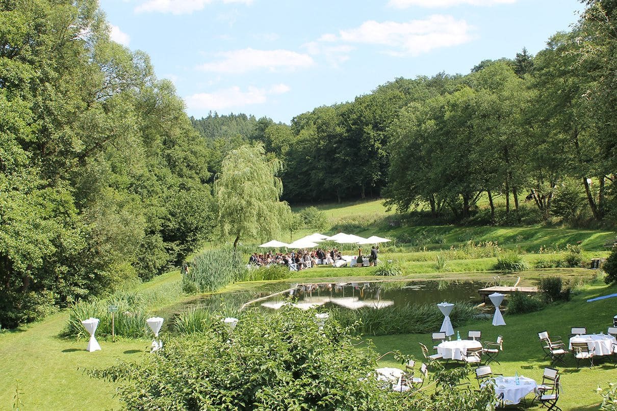 Weitläufiges Gelände der Hochzeitslocation Landhaus Bärenmühle im Grünen in Hessen