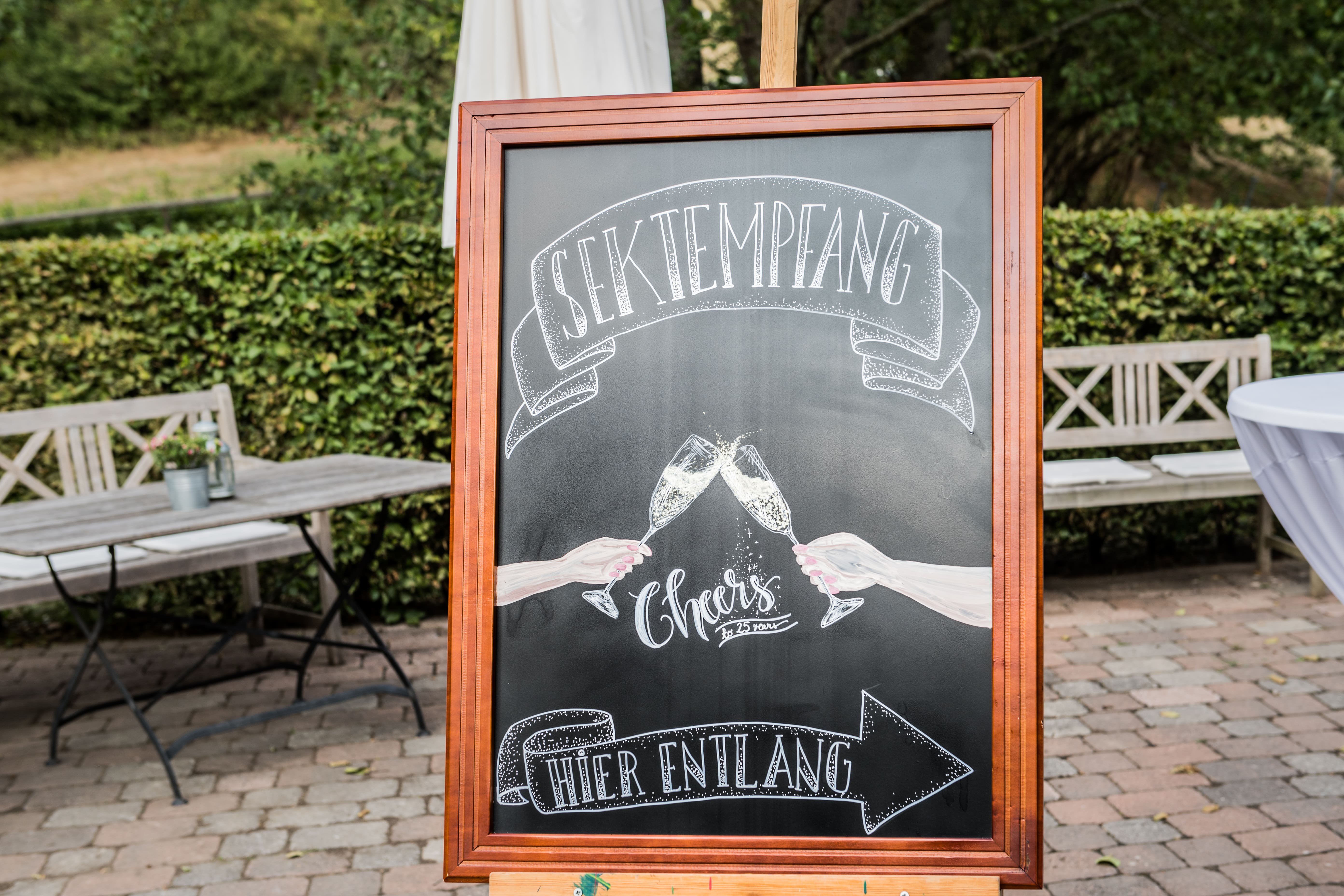 Willkommensschild zum Sektempfang bei einer Hochzeitsfeier in der Landhaus Bärenmühle
