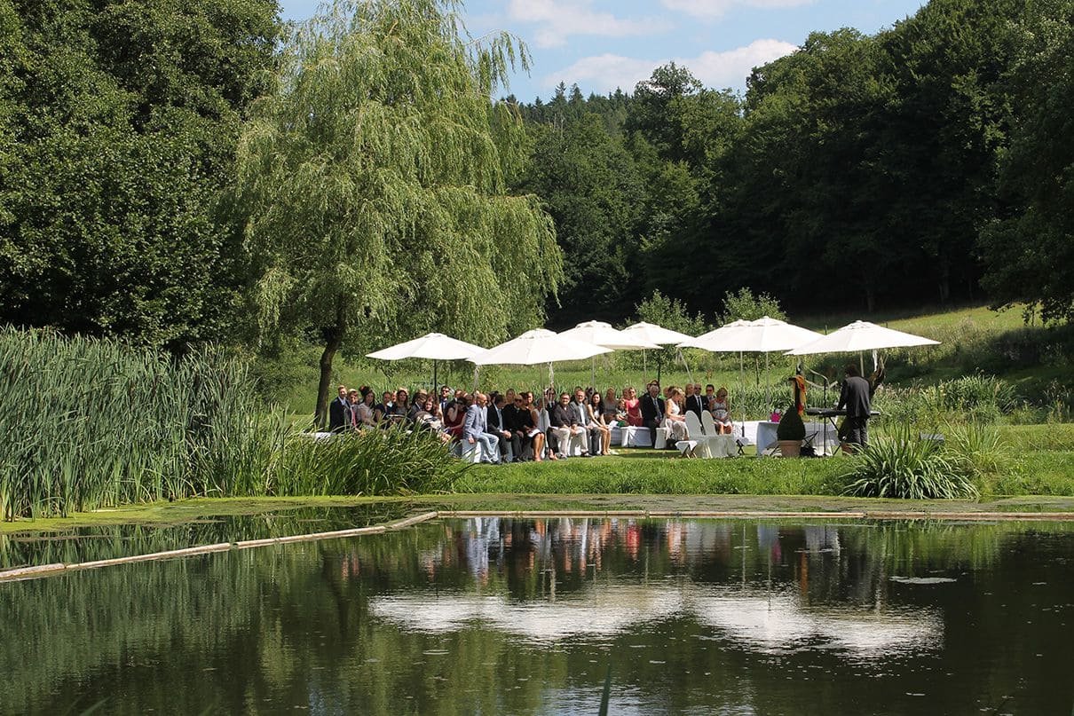 Freie Trauung vor dem Teich der Hochzeitslocation Landhaus Bärenmühle
