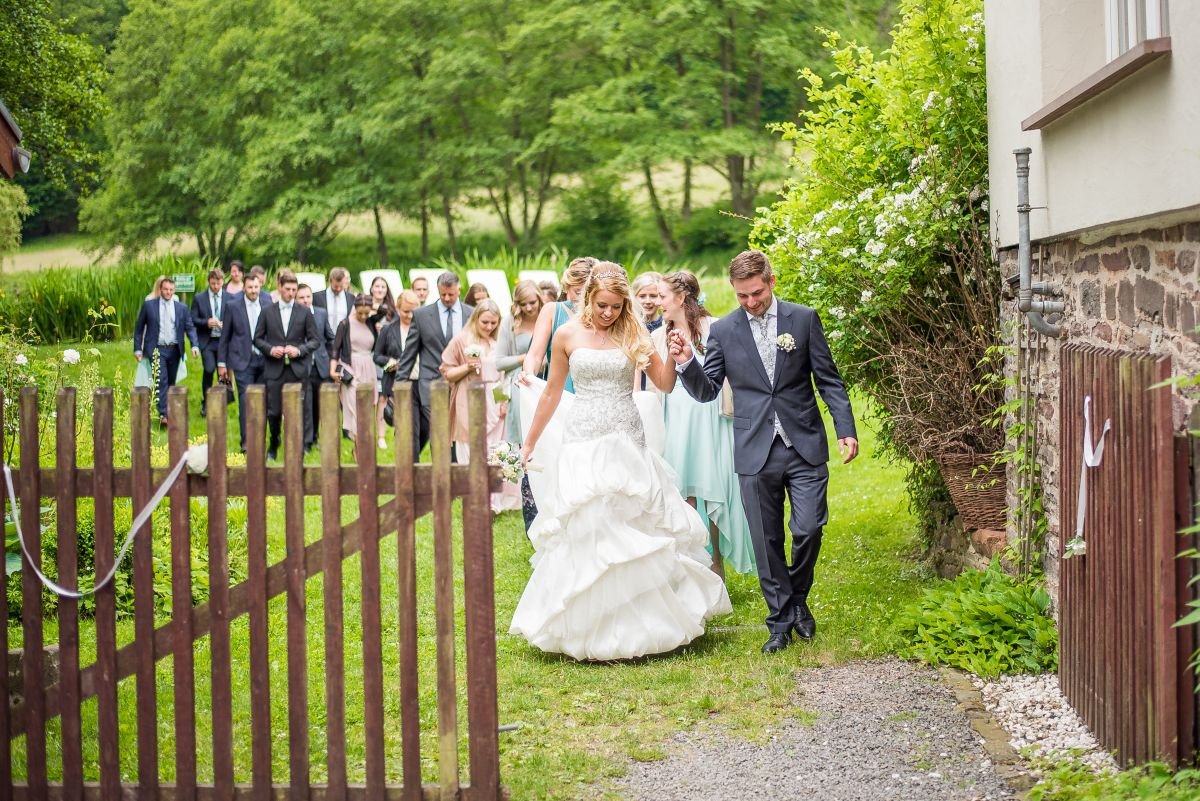 Hochzeitsgesellschaft bei der Hochzeitsfeier in der Landhaus Bärenmühle in Hessen