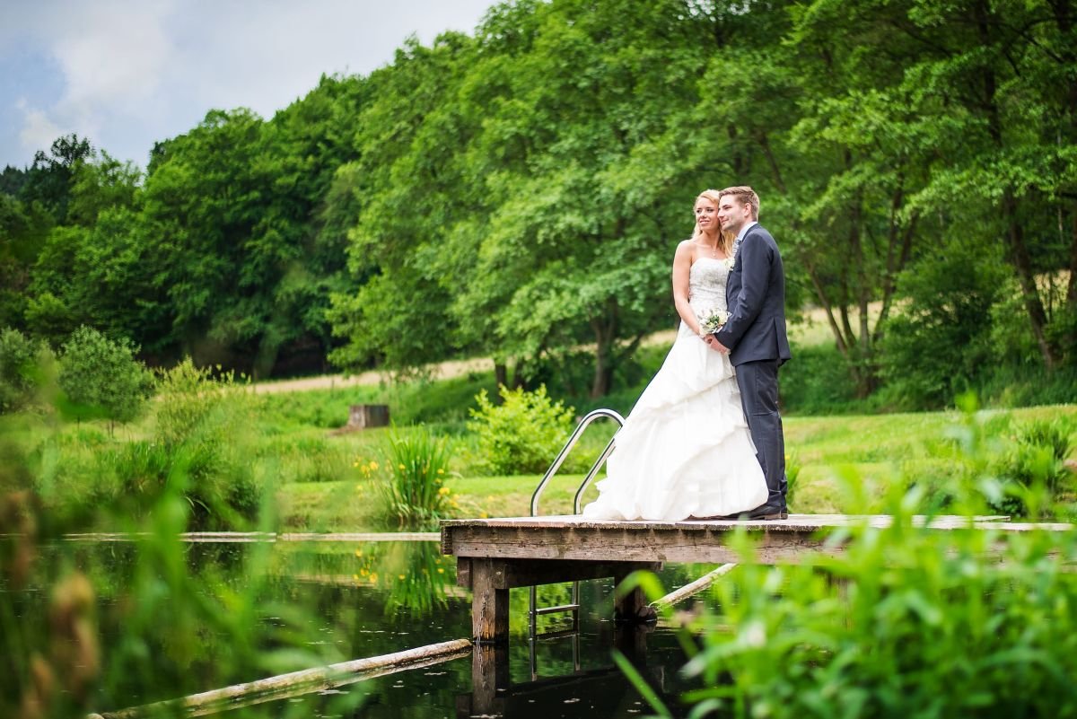 Romantische Hochzeitsfotos am Teich der Hochzeitslocation Landhaus Bärenmühle