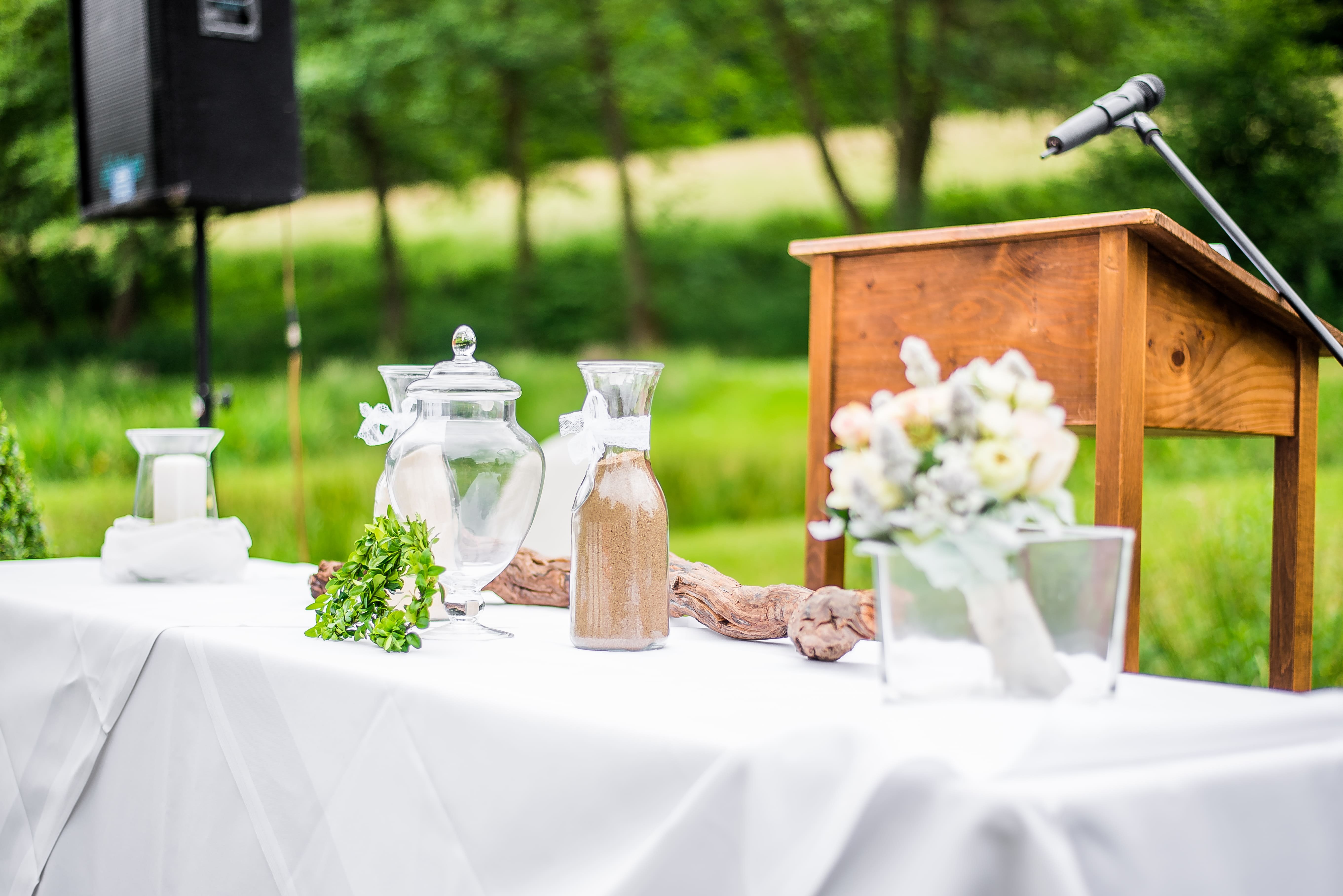 Detail der Dekoration einer freien Trauung auf dem Gelände der Hochzeitslocation Landhaus Bärenmühle