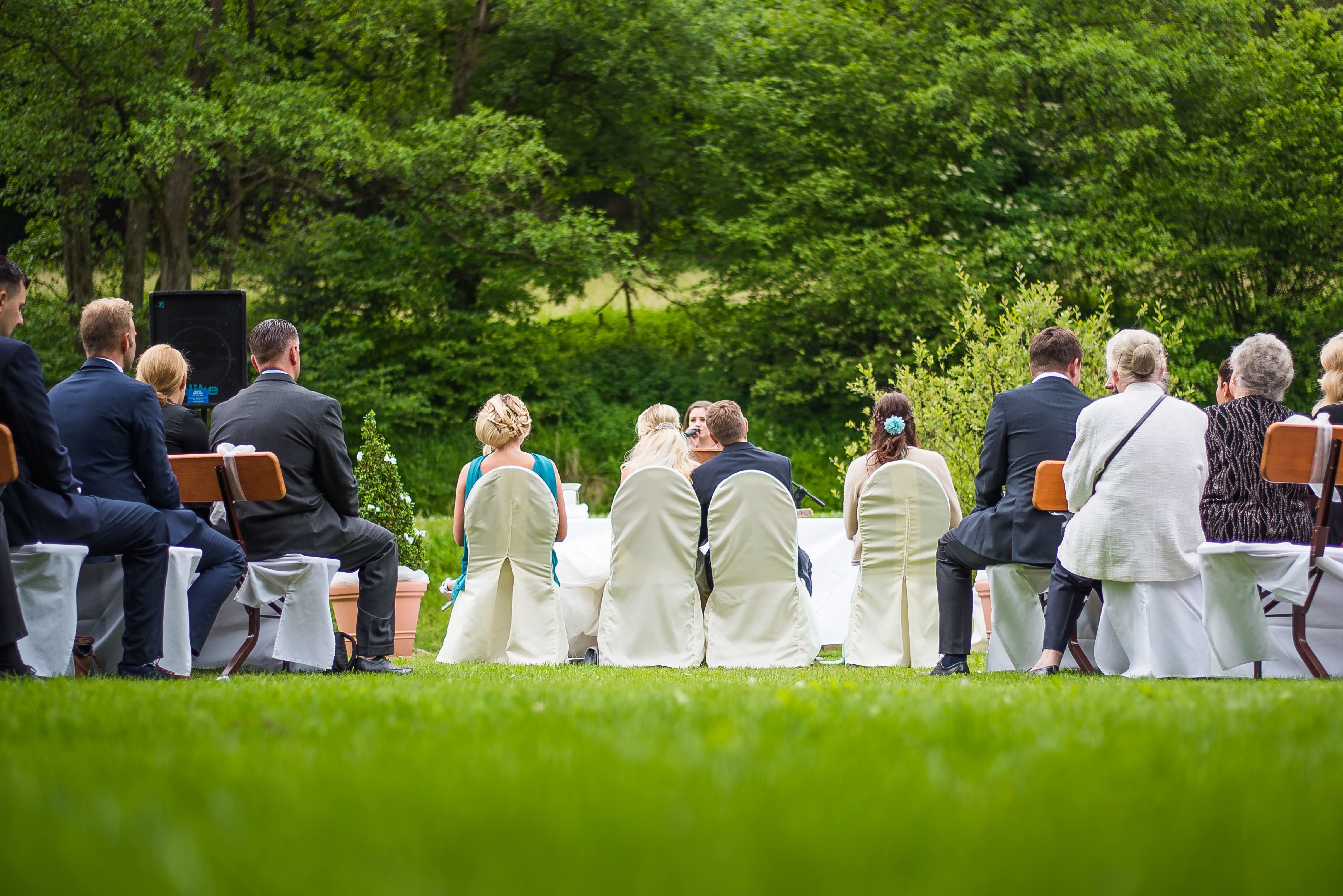 Freie Trauung mit Gästen in der Natur der Hochzeitslocation Landhaus Bärenmühle