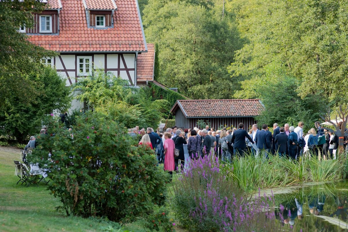 Hochzeitsgesellschaft im Garten der Hochzeitslocation Landhaus Bärenmühle in Hessen