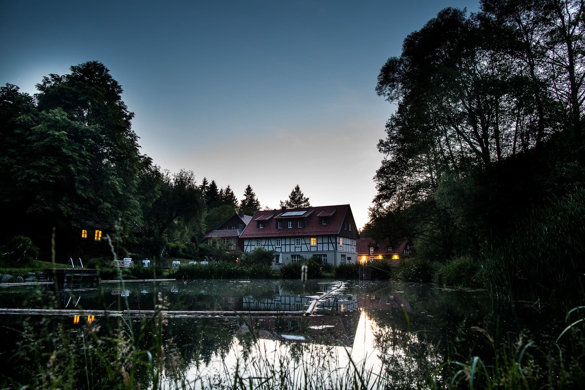 Abendstimmung am Teich der Hochzeitslocation Landhaus Bärenmühle in Frankenau