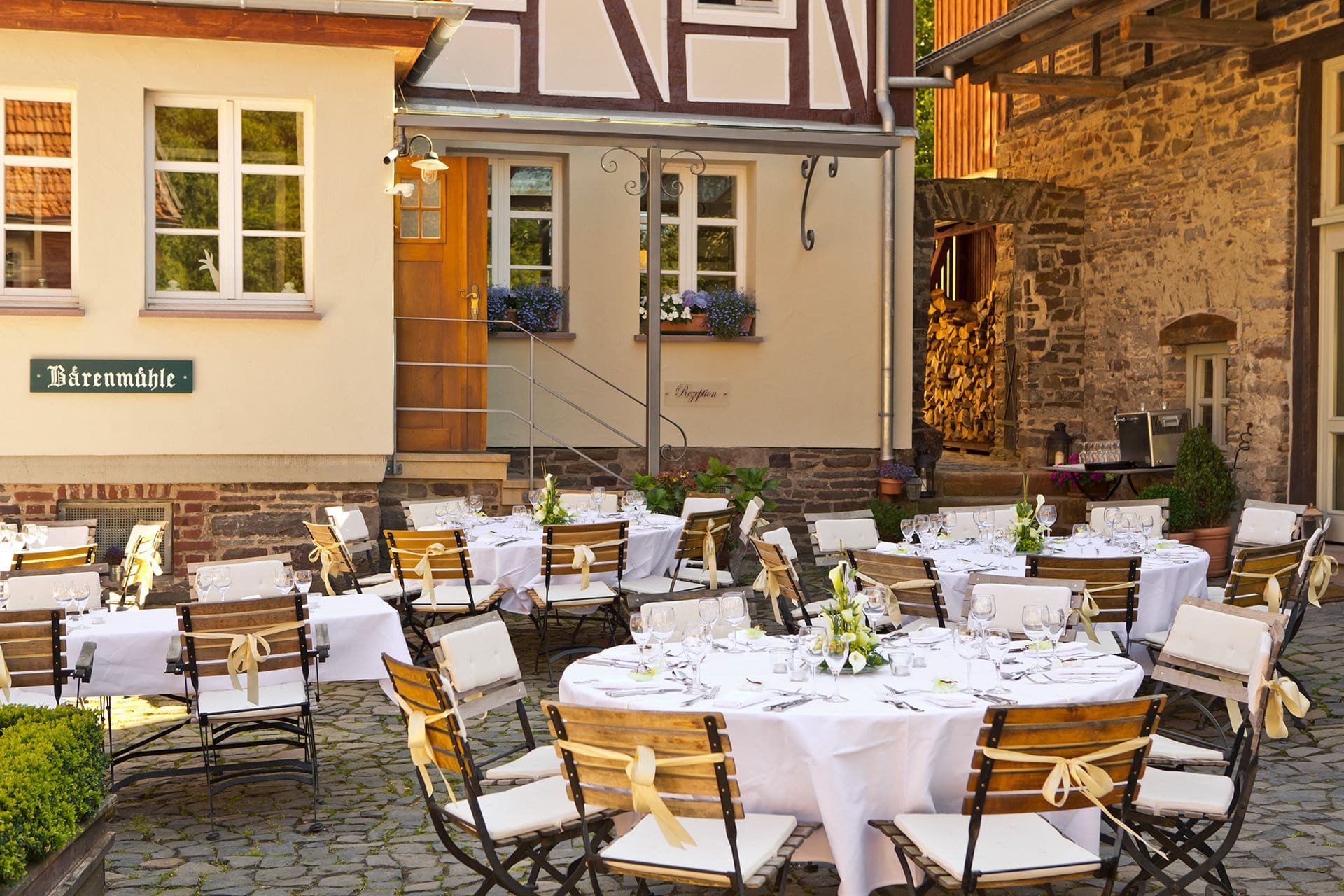 Hochzeitsfeier im Innenhof der Hochzeitslocation Landhaus Bärenmühle in Hessen