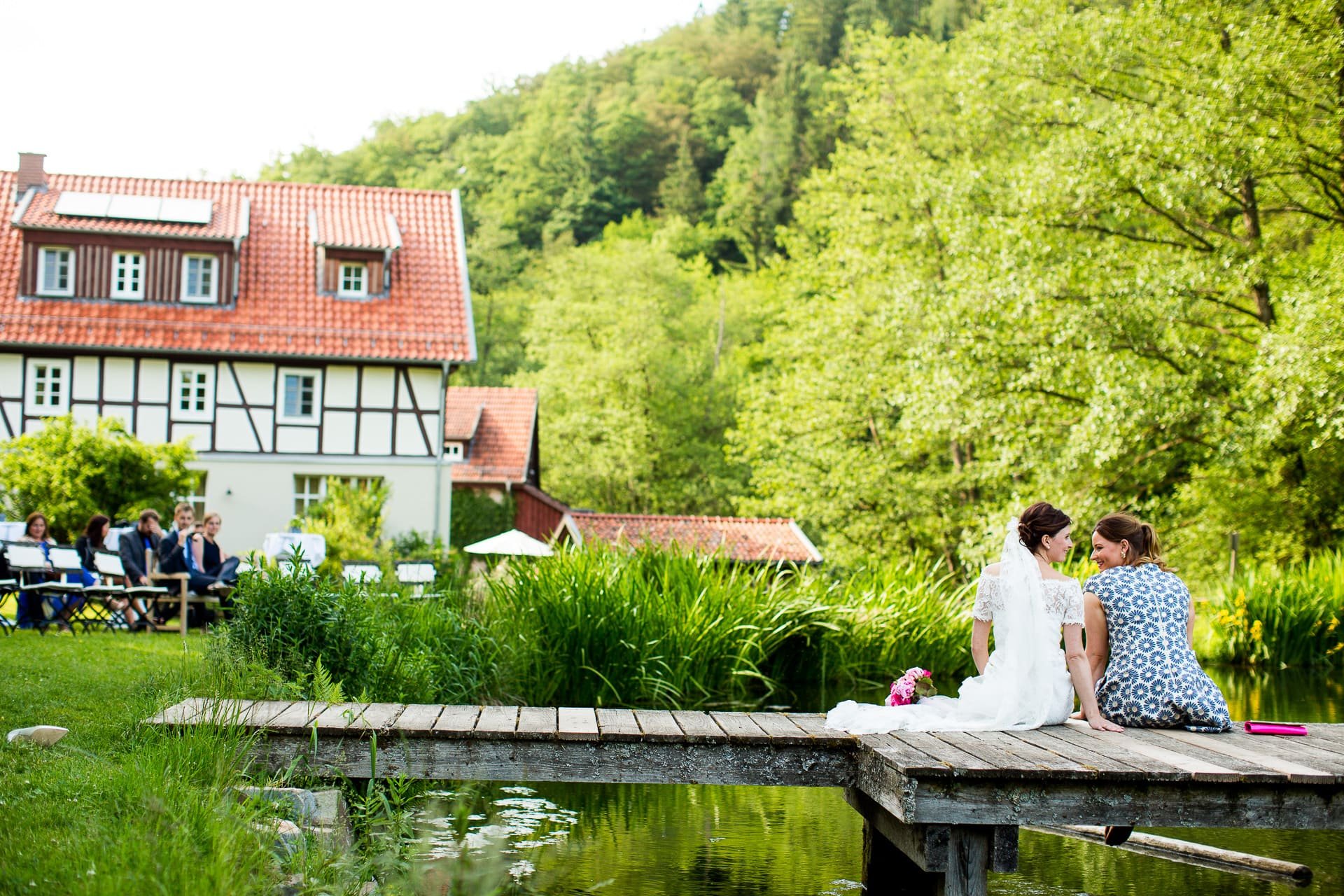 Kurze Auszeit für die Braut auf dem Steg der Hochzeitslocation Landhaus Bärenmühle