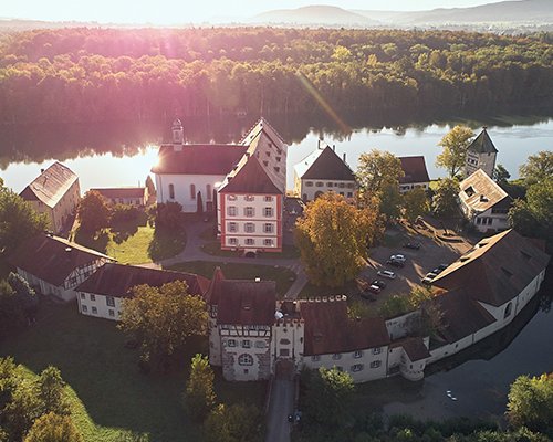Das Schloss Beuggen mit allen Gebäuden und dem Rhein von oben fotografiert