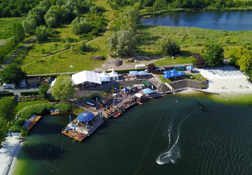Beeindruckende Luftaufnahme vom STRANDPARX Cable Island in Magdeburg – Urbanes Beach-Feeling für Hochzeiten.