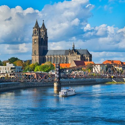 Blick auf den Magdeburger Dom und die Elbe als idyllische Kulisse für Hochzeitsfotos in Magdeburg