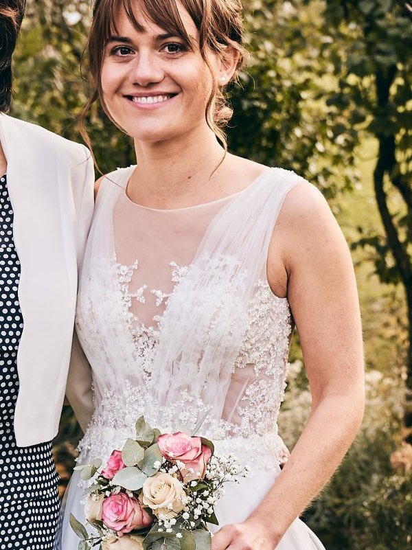 Melanie Chmieliczek an ihrem Hochzeitstag – ihre eigenen Erfahrungen als Braut inspirierten sie zur Gründung von unserehochzeitslocation.de
