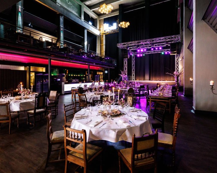 Festlich gedeckter Hochzeitssaal in der Motorworld Zeche Ewald Ruhr bei Dortmund mit Industriecharme und moderner Beleuchtung
