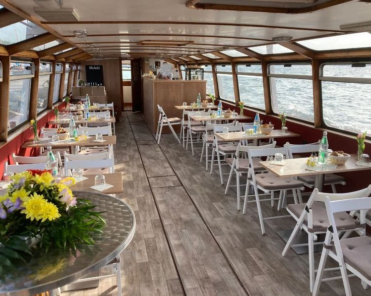 Innenansicht der MS Cospuden – festlich dekorierte Hochzeitslocation auf dem Schiff bei Leipzig