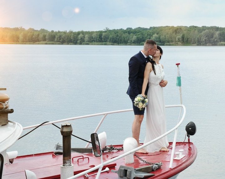 Brautpaar auf dem Deck der MS Cospuden bei Leipzig – romantische Schiffshochzeit auf dem See