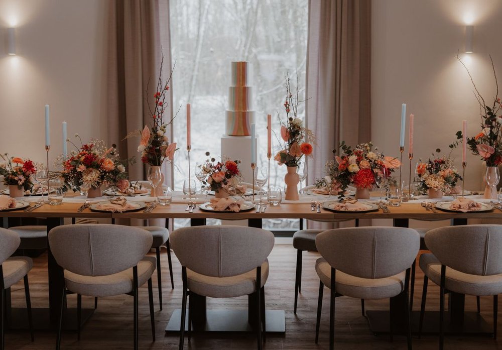 Stilvoll gedeckte Hochzeitstafel in einer eleganten Eventlocation