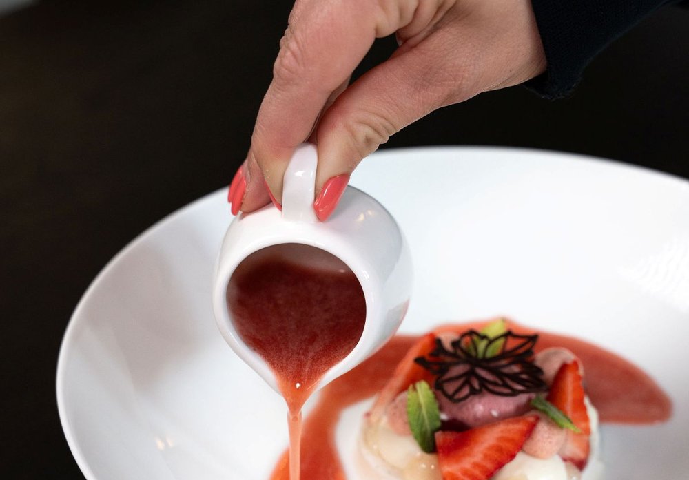 Dessert wird in der Küche einer Hochzeitslocation angerichtet