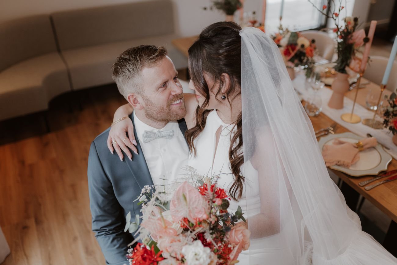 Brautpaar im Restaurant des Reitpark Mergenthau – romantische Hochzeitslocation in Bayern