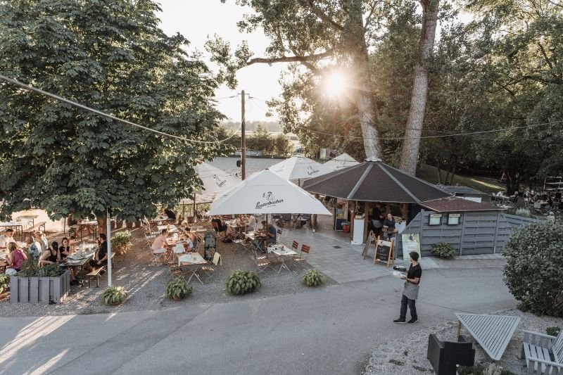 Biergarten im Restaurant Reitpark Mergenthau – stimmungsvolle Außenlocation für Hochzeiten bei Augsburg