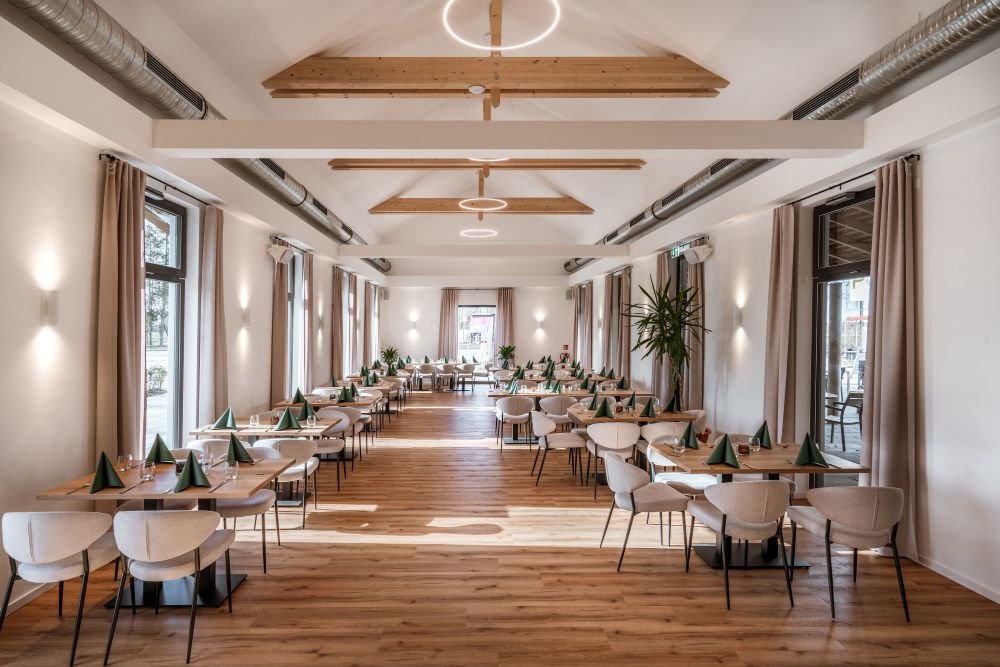 Heller Saal für Hochzeiten im Reitpark Mergenthau – Eventlocation bei Augsburg