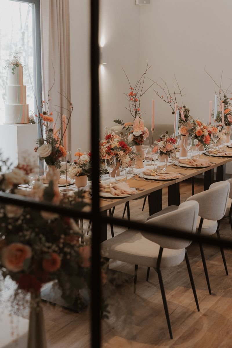 Elegant gedeckte Tische für die Hochzeitsfeier im Reitpark Mergenthau