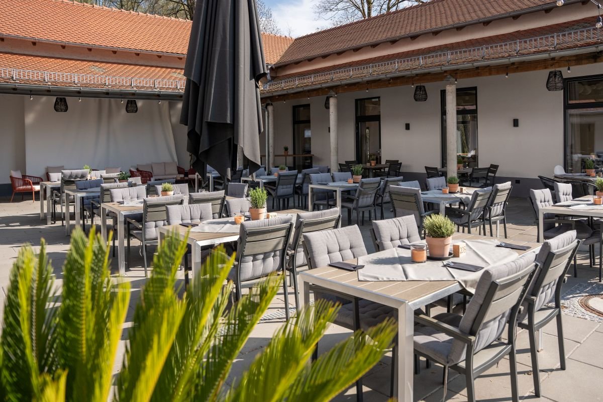 Sonnige Terrasse des Restaurants im Reitpark Mergenthau – ideal für einen Sektempfang