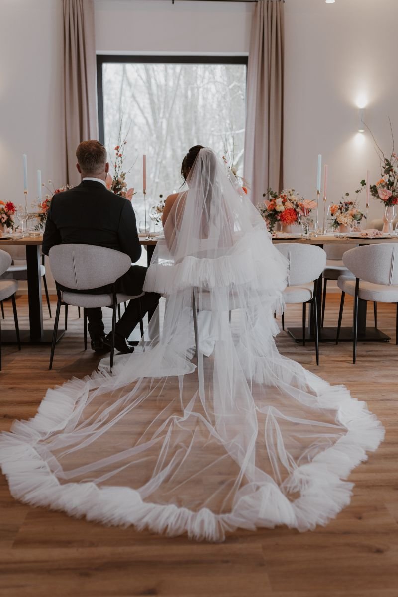 Hochzeitspaar am gedeckten Tisch im Restaurantbereich des Reitpark Mergenthau