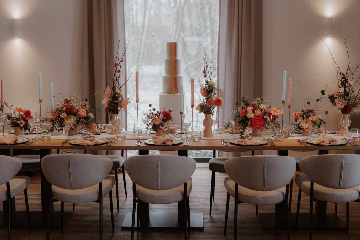 Liebevoll dekorierter Tisch mit Hochzeitstorte in der Hochzeitslocation Reitpark Mergenthau bei Augsburg
