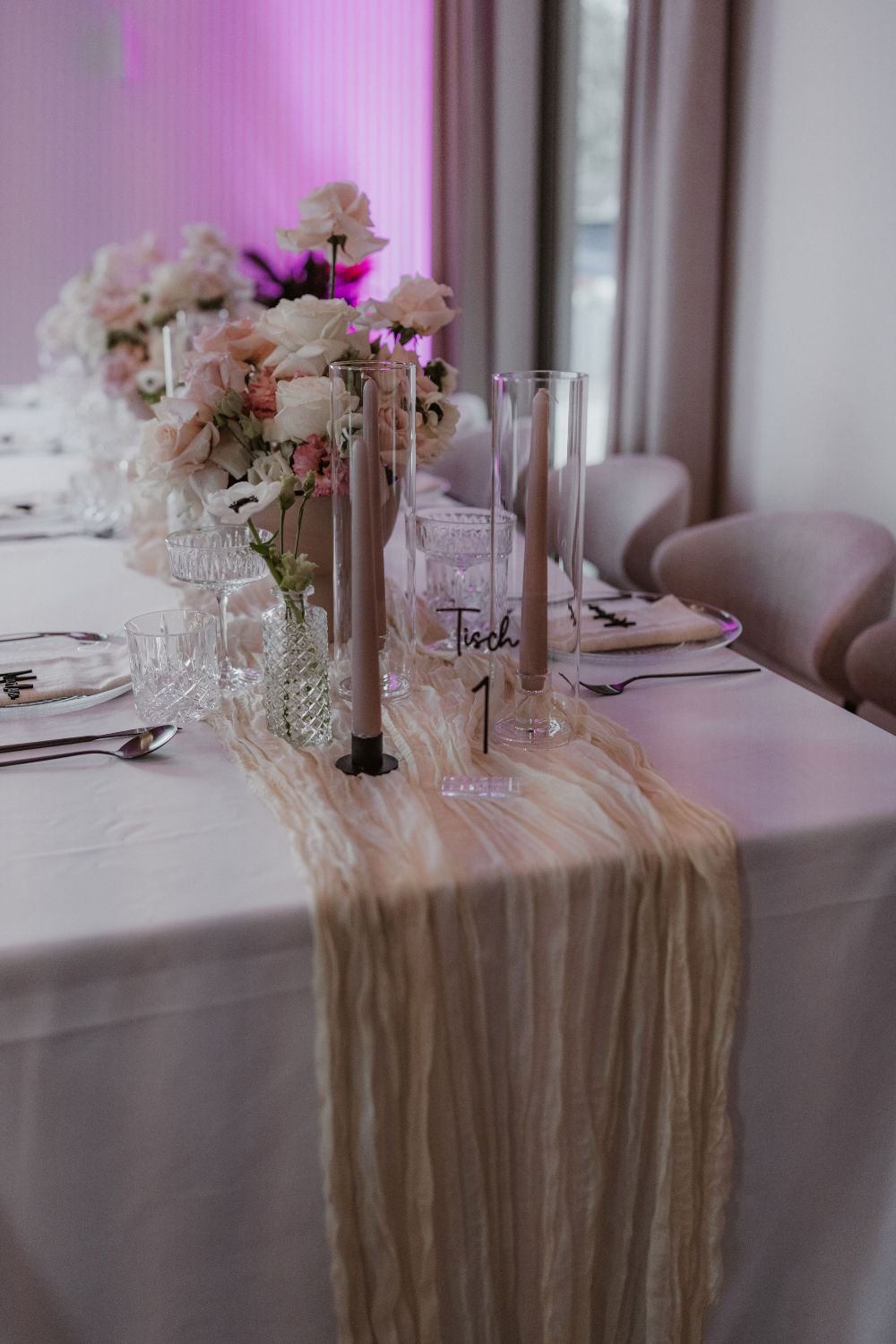 Festlich dekorierte Hochzeitstafel im Restaurant im Reitpark Mergenthau in Bayern