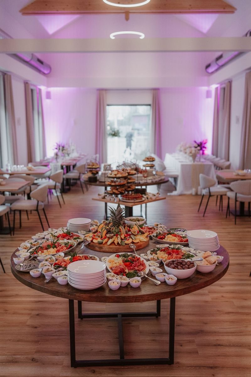 Großzügiges Hochzeitsbuffet im Festsaal der Hochzeitslocation Reitpark Mergenthau bei Augsburg