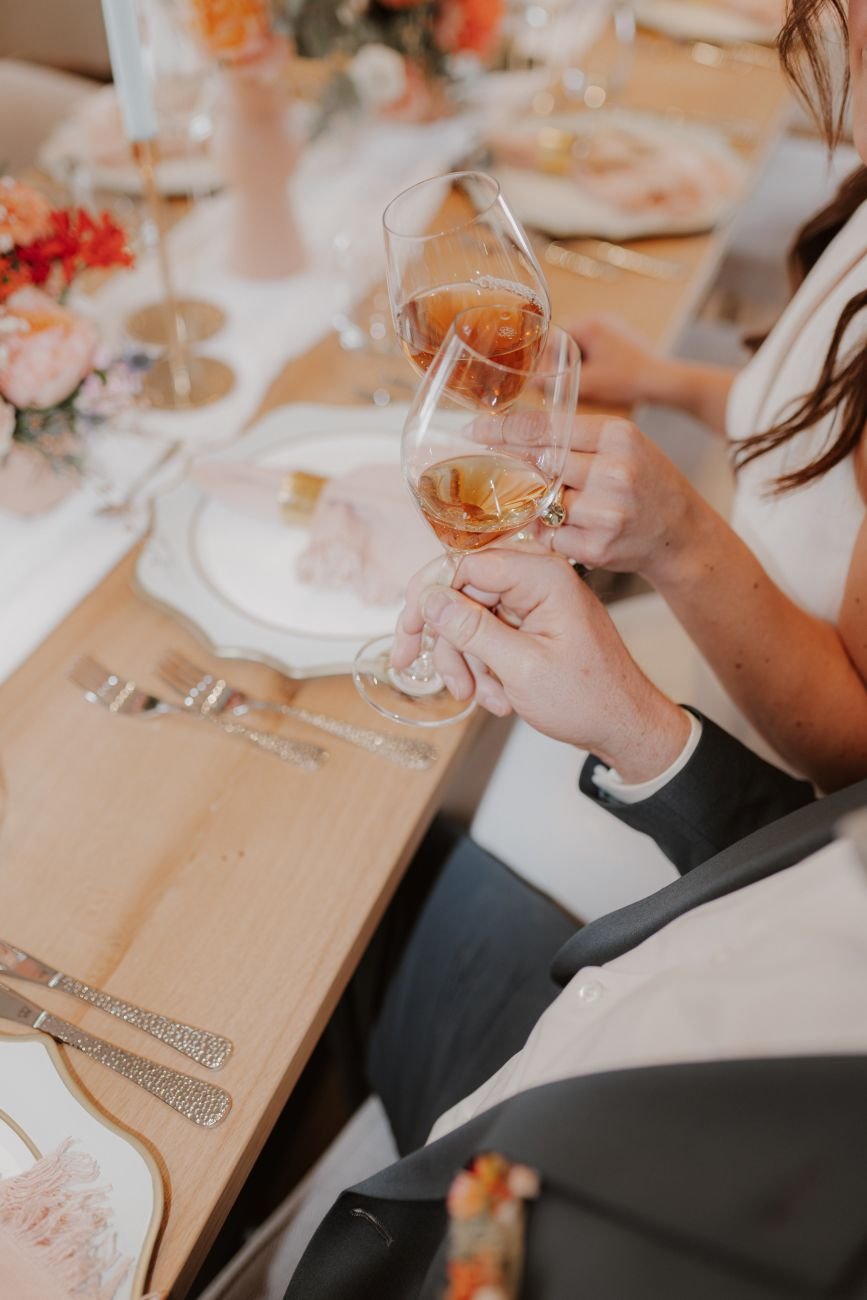 Hochzeitspaar beim Anstoßen in der Hochzeitslocation Restaurant im Reitpark Mergenthau in Bayern