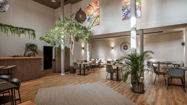 Hochzeitslocation Reitpark Mergenthau in Bayern – schicker Innenbereich mit vielen Pflanzen