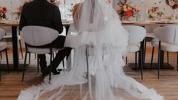 Hochzeitspaar am gedeckten Tisch im Restaurantbereich des Reitpark Mergenthau