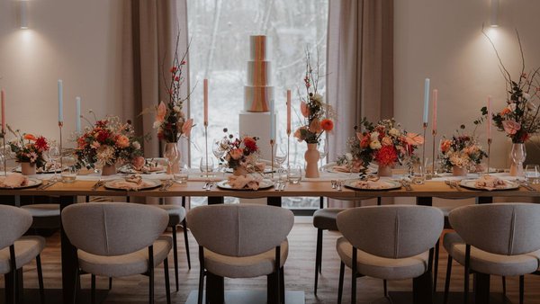 Liebevoll dekorierter Tisch mit Hochzeitstorte in der Hochzeitslocation Reitpark Mergenthau bei Augsburg