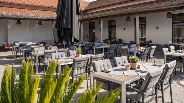 Sonnige Terrasse des Restaurants im Reitpark Mergenthau – ideal für einen Sektempfang