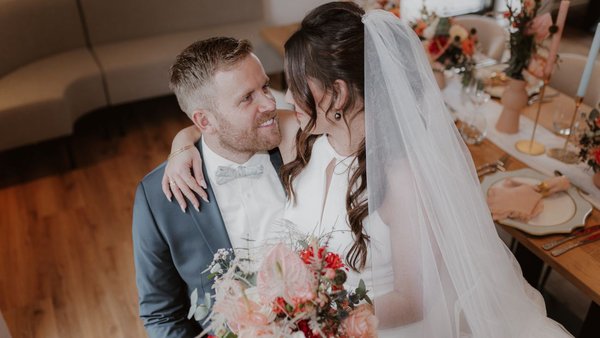 Brautpaar im Restaurant des Reitpark Mergenthau – romantische Hochzeitslocation in Bayern