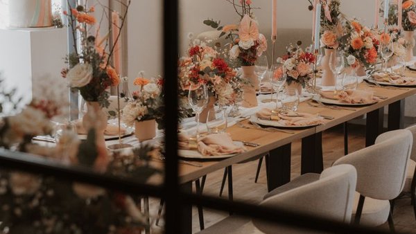 Elegant gedeckte Tische für die Hochzeitsfeier im Reitpark Mergenthau