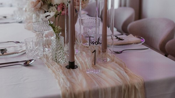 Festlich dekorierte Hochzeitstafel im Restaurant im Reitpark Mergenthau in Bayern