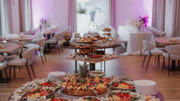 Großzügiges Hochzeitsbuffet im Festsaal der Hochzeitslocation Reitpark Mergenthau bei Augsburg