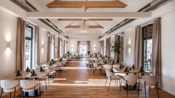 Heller Saal für Hochzeiten im Reitpark Mergenthau – Eventlocation bei Augsburg
