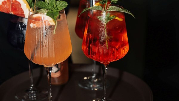 Farbig gemixte Cocktails für die Hochzeitsfeier im Reitpark Mergenthau in Kissing