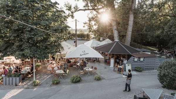 Biergarten im Restaurant Reitpark Mergenthau – stimmungsvolle Außenlocation für Hochzeiten bei Augsburg