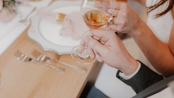 Hochzeitspaar beim Anstoßen in der Hochzeitslocation Restaurant im Reitpark Mergenthau in Bayern