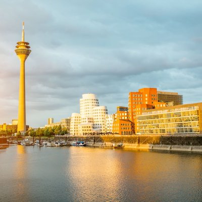 Der Düsseldorfer MedienHafen mit dem Rheinturm und den Gehry-Bauten in der Abendsonne
