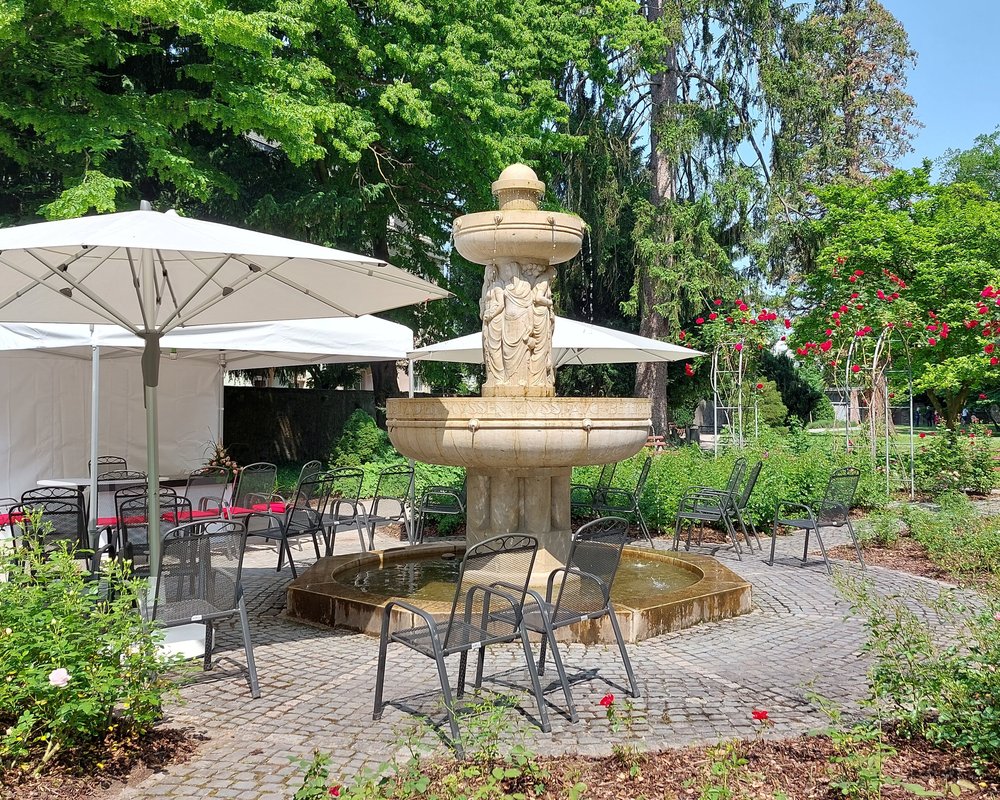 Der Rosengarten im Durlacher Schlossgarten mit Brunnen und Sonnenschirmen für standesamtliche Trauungen im Freien.