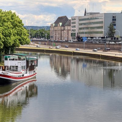Ein Boot auf der Saar in Saarbrücken vor der städtischen Kulisse