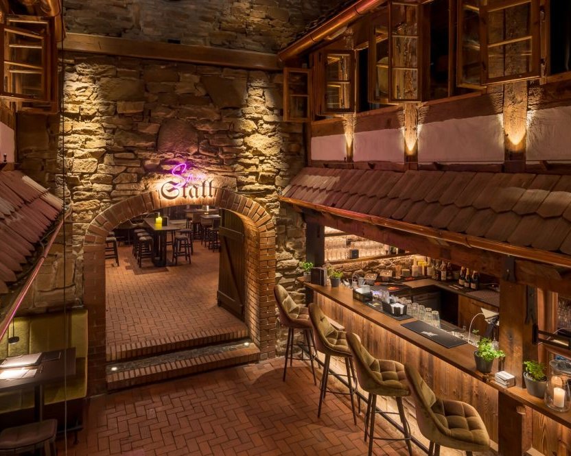 Rustikaler Hochzeitsraum im SauStall Schwerte bei Hagen mit Holzbalken und stimmungsvoller Beleuchtung