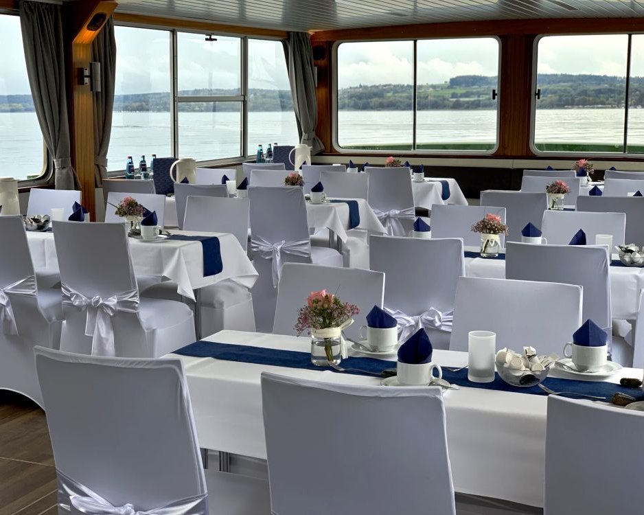 Festlich gedeckter Innenraum des Schifffahrtsbetriebs Held am Bodensee – stilvolle Hochzeitslocation auf dem Schiff