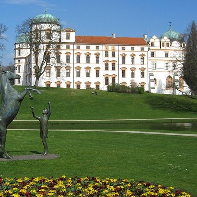 Das weiße Schloss Celle mit Schlossgarten und dem markanten Hengstdenkmal