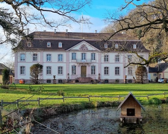 Das traumhafte Schloss Ebnet umgeben von idyllischem Grün